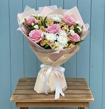 Букет цветов из:  Гвоздики, Орхидеи и Розы в Ульяновке