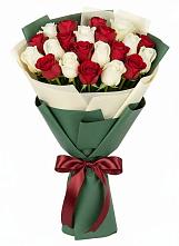 Букет Микс из красных и белых роз в Ульяновке
