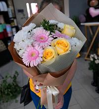 Букет цветов из:  Герберы, Розы и Хризантемы в Ульяновке
