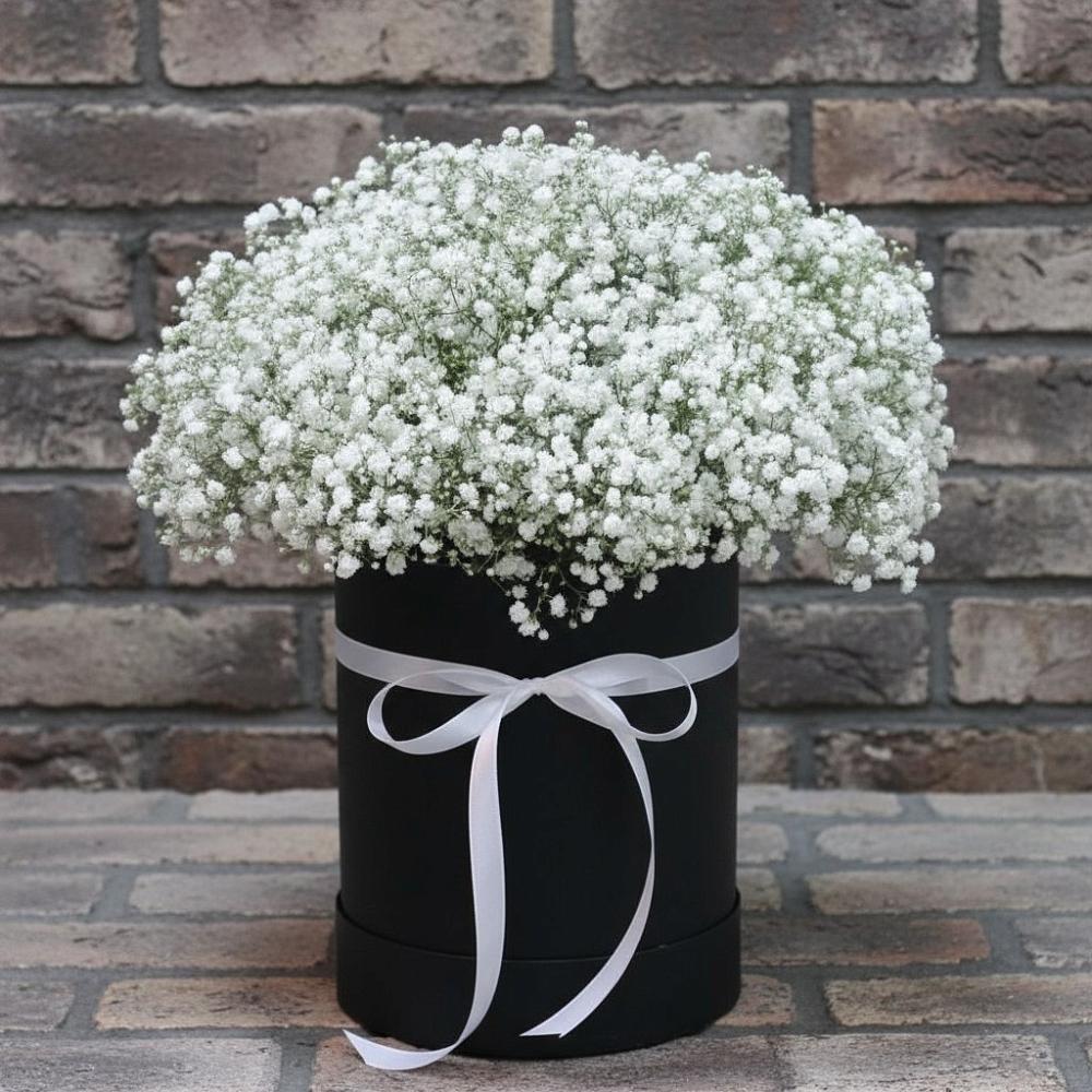 Цветочная композиция из Гипсофила в шляпной коробке в Ульяновке