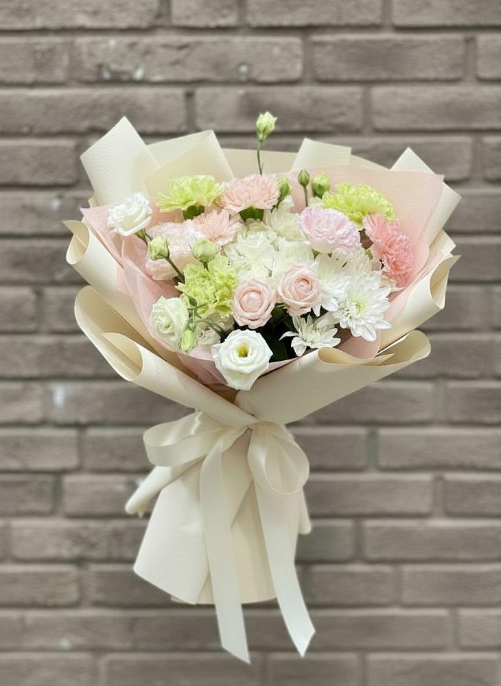 Букет цветов из: Гвоздики, Розы, Лизиантусы и Хризантемы в Ульяновке