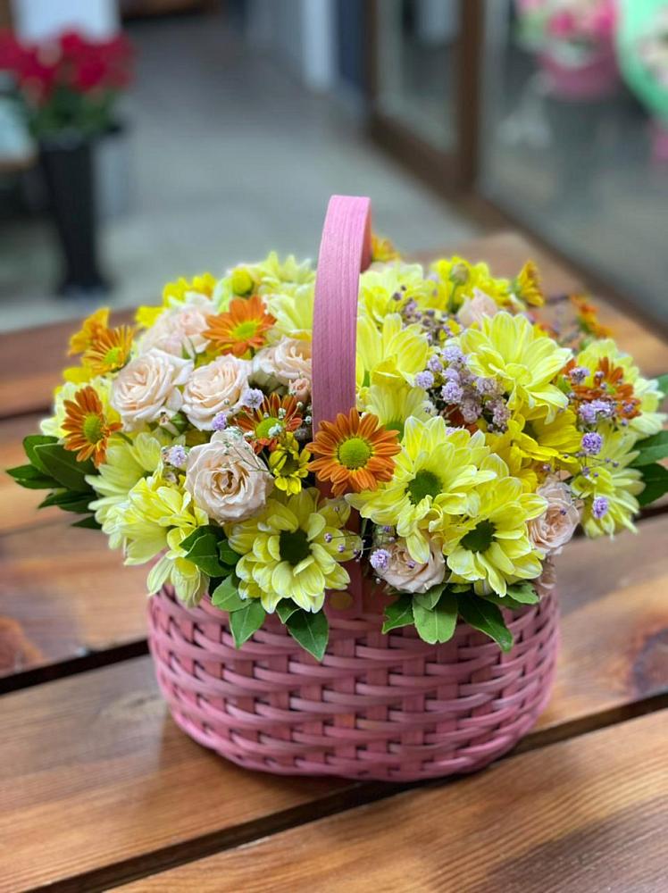 Цветочная композиция из Хризантемы и Розы в корзине в Ульяновке