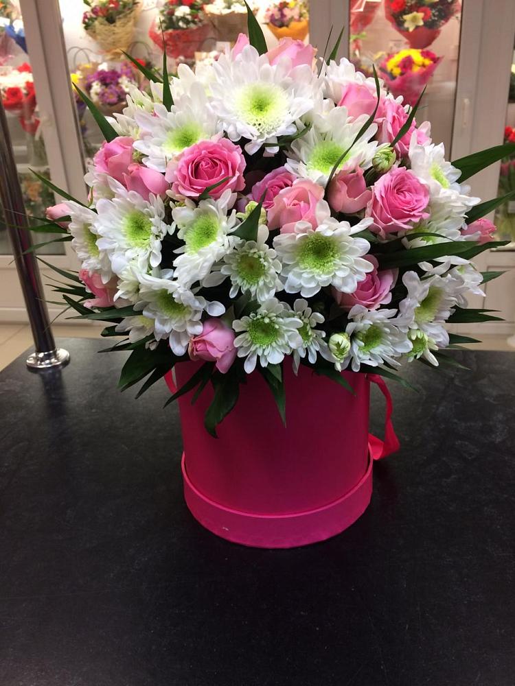 Цветочная композиция из Розы и Хризантемы в шляпной коробке в Ульяновке