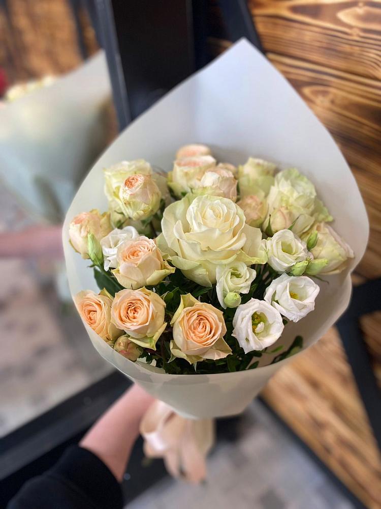 Букет цветов из: Розы и Лизиантусы в Ульяновке